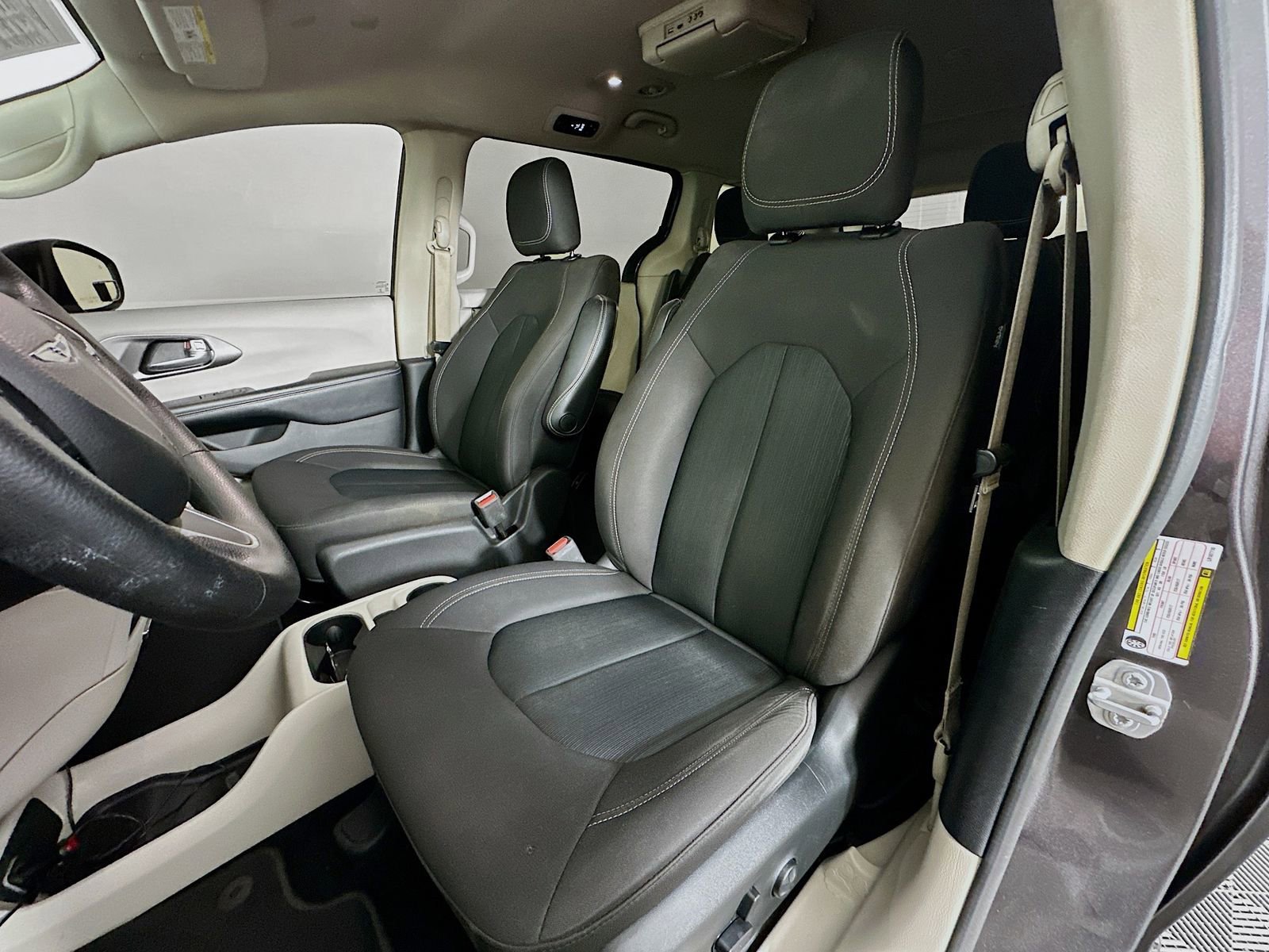 Used 2020 Chrysler Voyager LX image 20