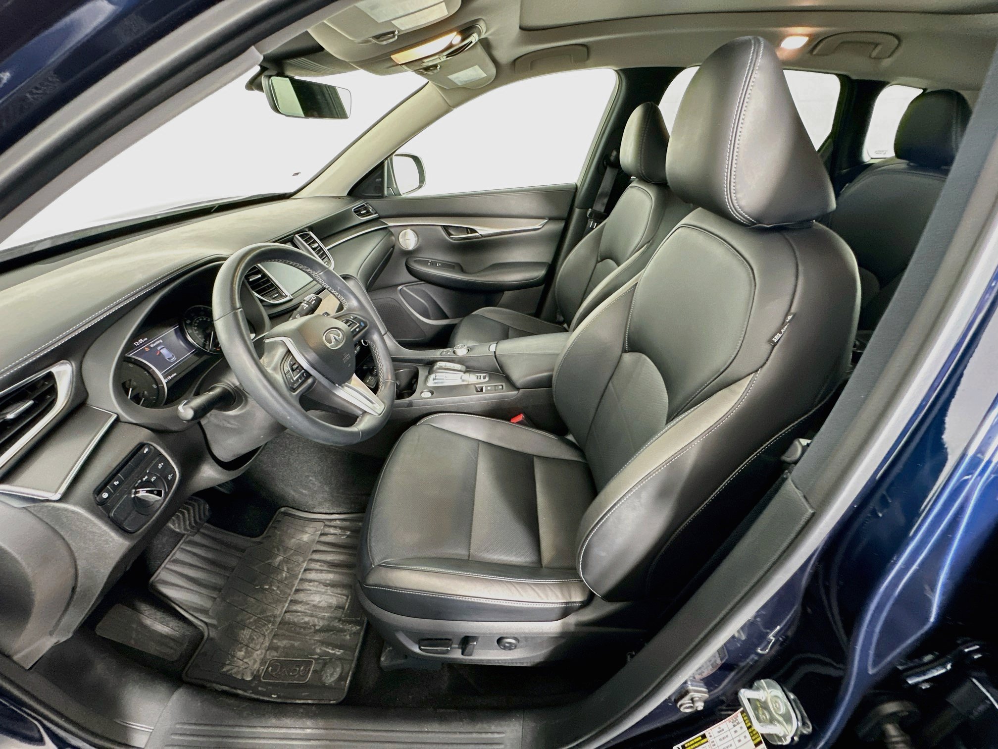 Used 2023 INFINITI QX50 Luxe w/ Accent Package FWD image 13