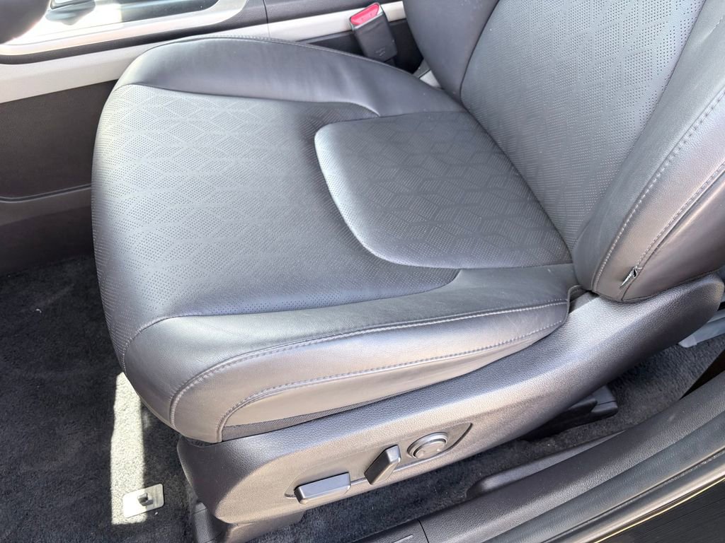 Used 2024 Kia Carnival LX FWD image 12