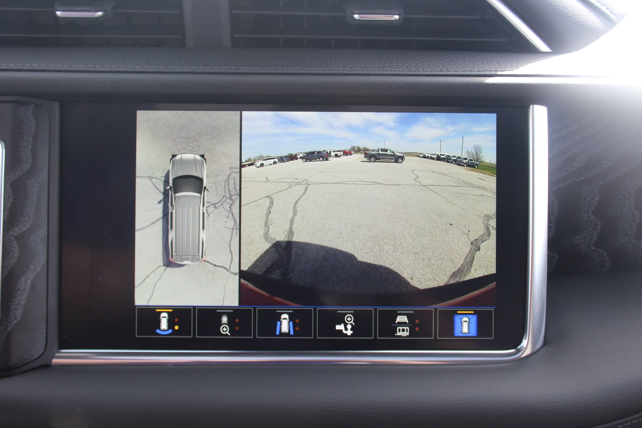 Used 2023 GMC Yukon XL Denali AWD/4WD image 13