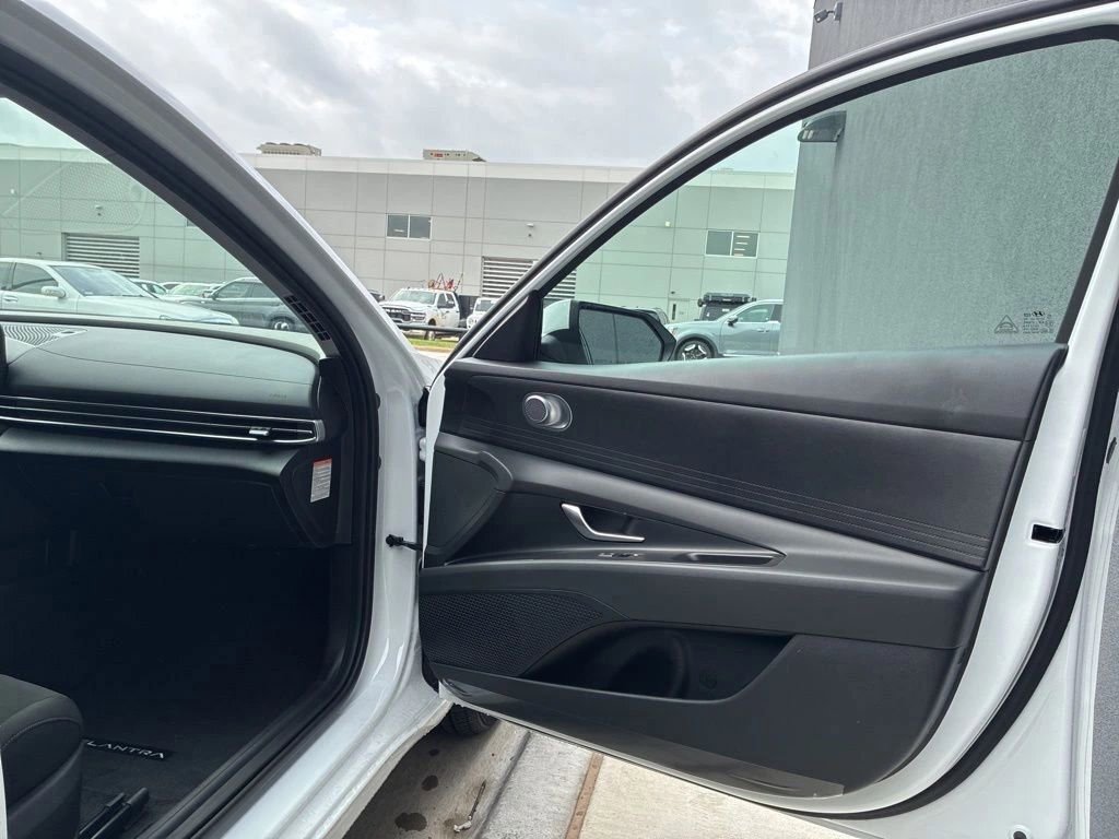 Certified 2025 Hyundai Elantra Hybrid FWD image 9