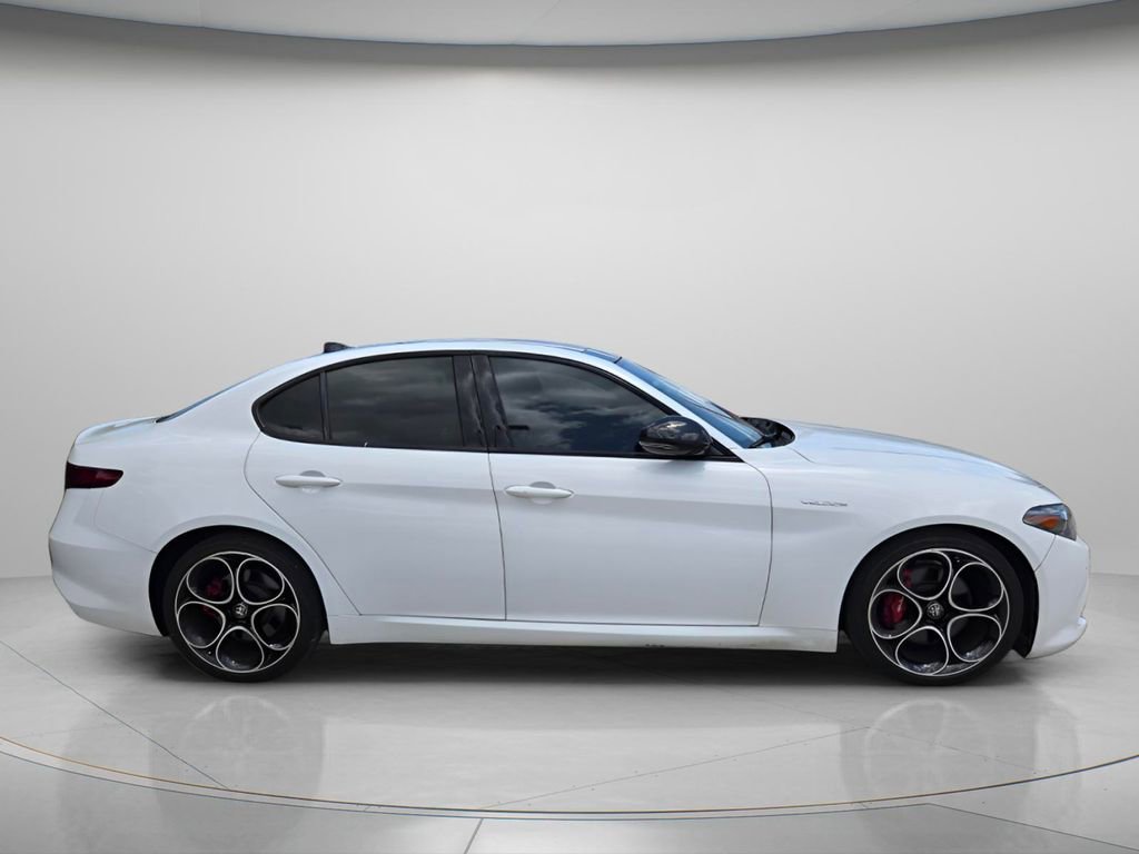 Used 2023 Alfa Romeo Giulia Veloce RWD image 5