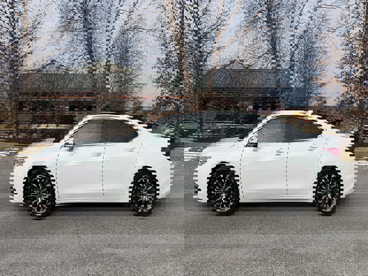 Used 2017 Acura TLX V6 SH-AWD w/ Advance Package image 2