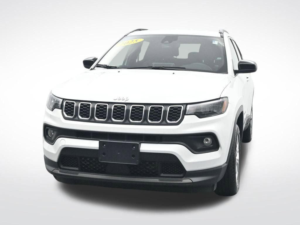 Used 2025 Jeep Compass Latitude AWD/4WD image 2