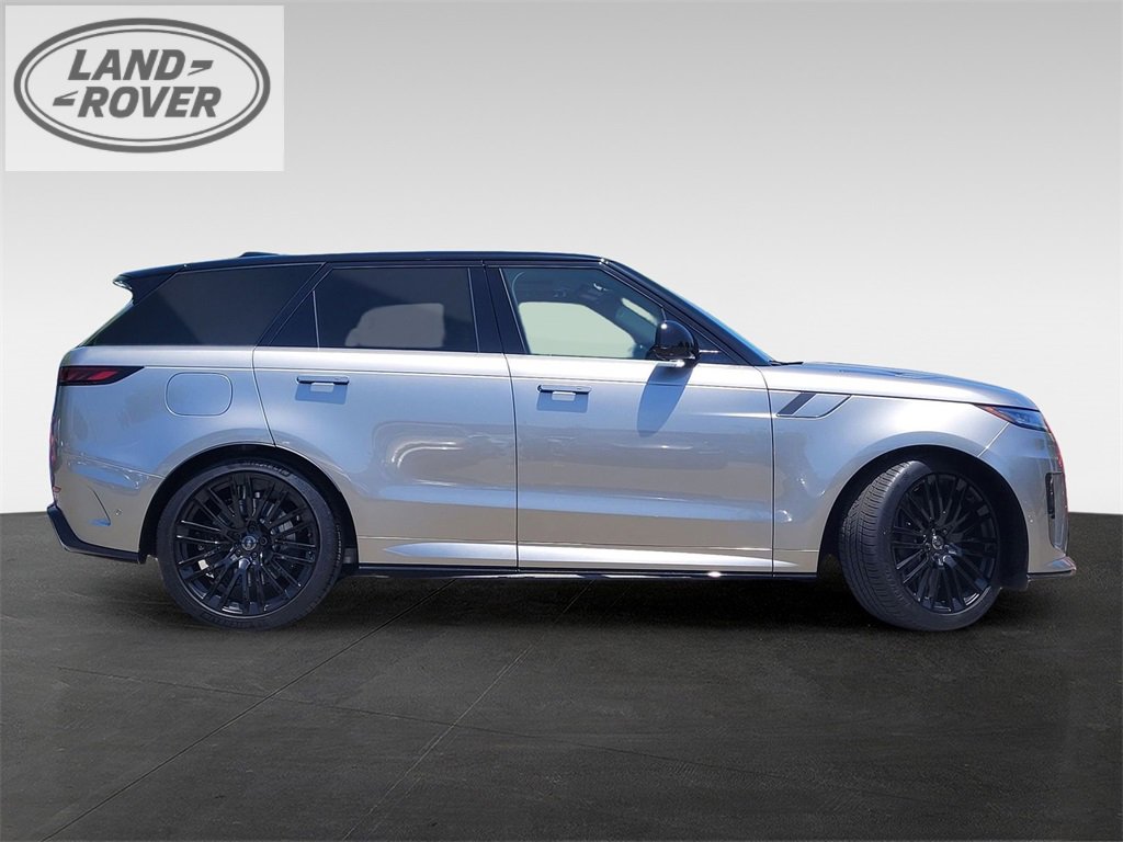 Used 2024 Land Rover Range Rover Sport image 3