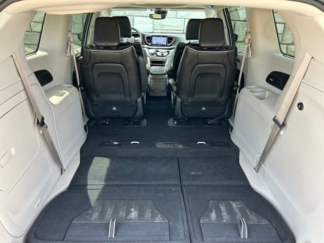Used 2023 Chrysler Pacifica Limited w/ Uconnect Theater Family Group FWD image 11