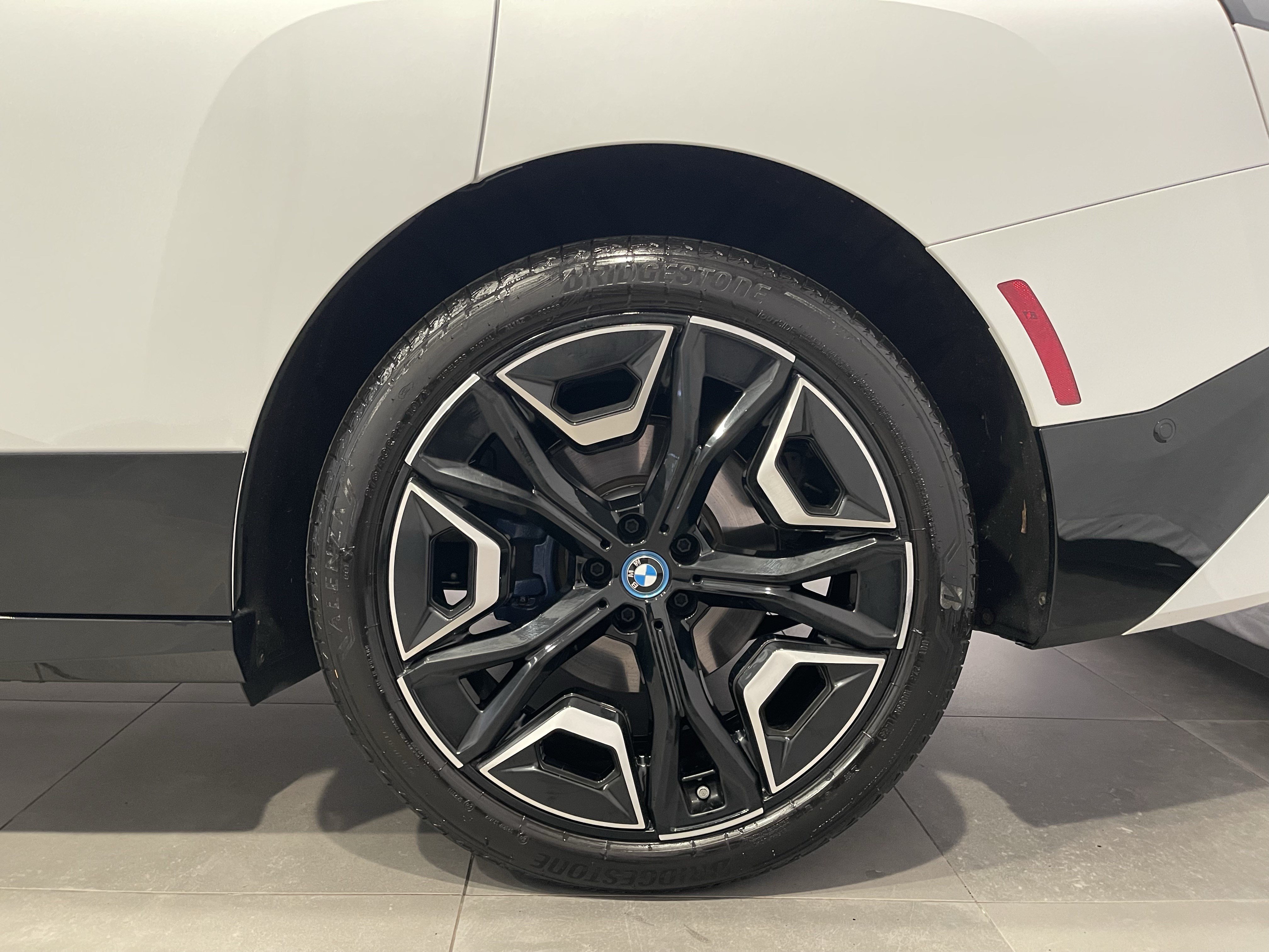 Used 2024 BMW iX xDrive50 w/ Sport Package AWD/4WD image 8