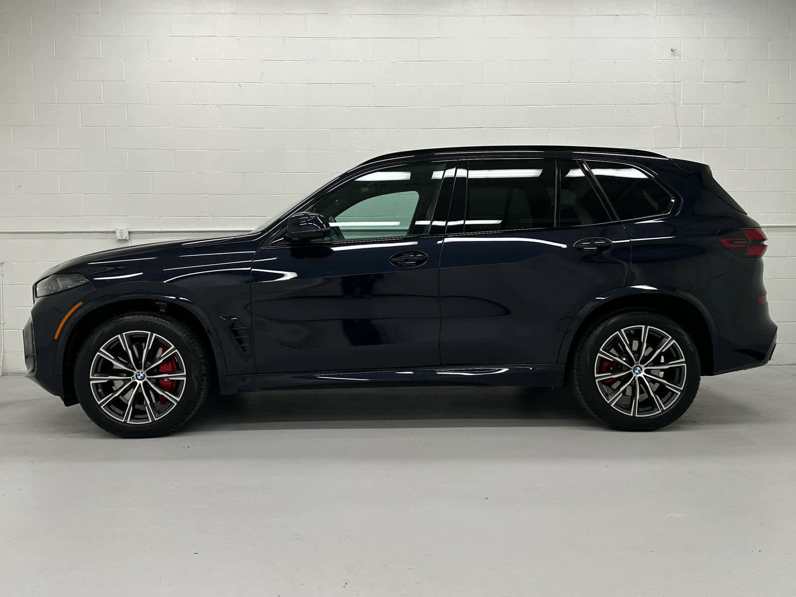 Used 2024 BMW X5 xDrive40i w/ Executive Package image 3