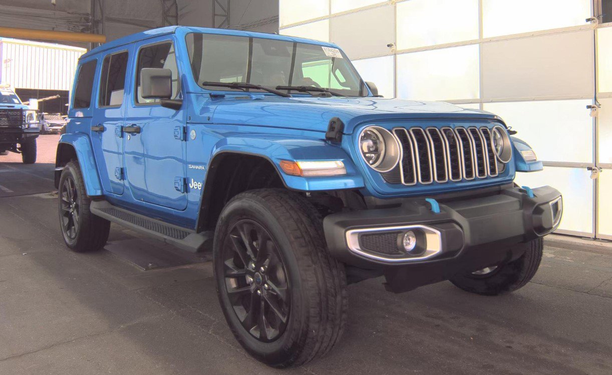 Used 2024 Jeep Wrangler Unlimited Sahara w/ Technology Group image 2