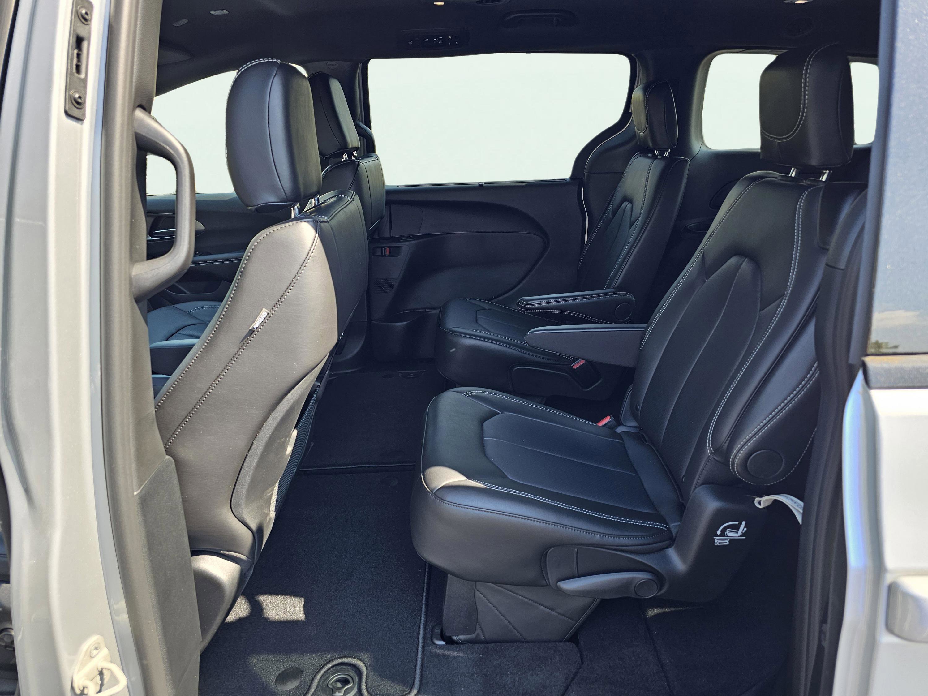 New 2026 Chrysler Pacifica Select w/ S Appearance Package image 31