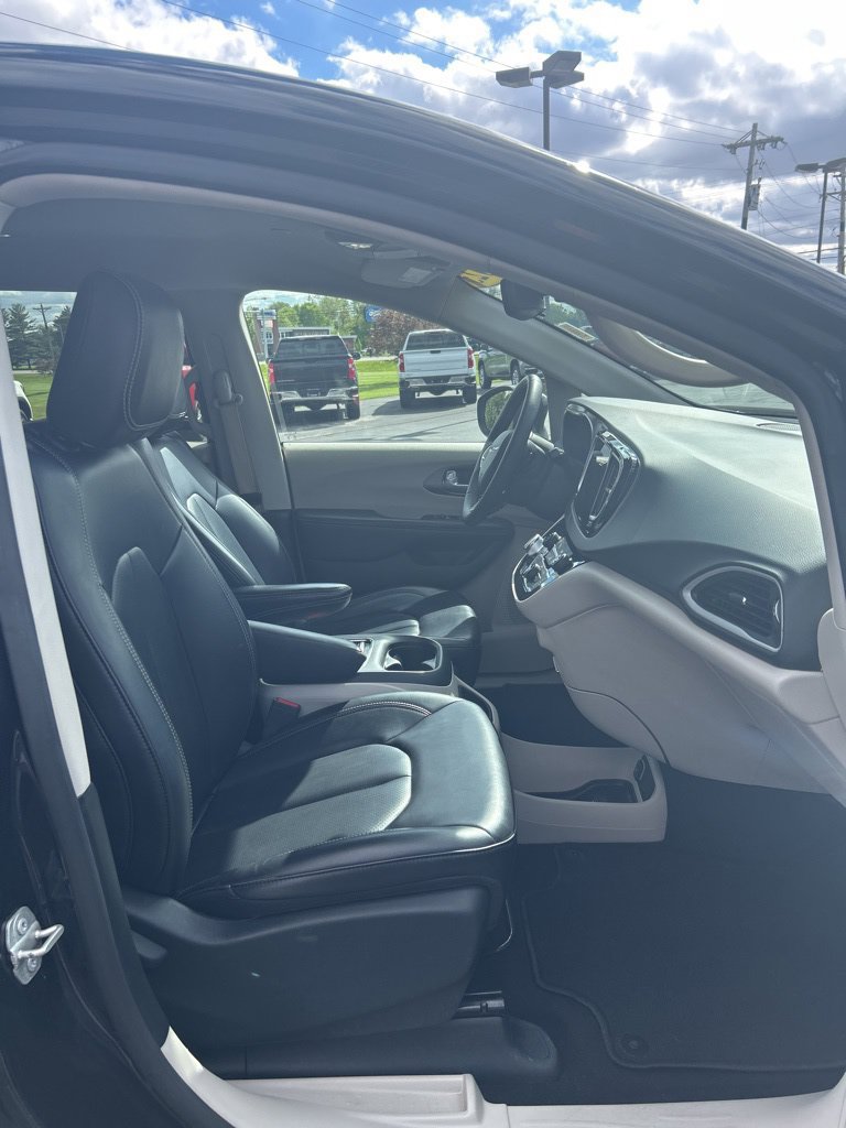 Used 2023 Chrysler Pacifica Touring-L FWD image 51