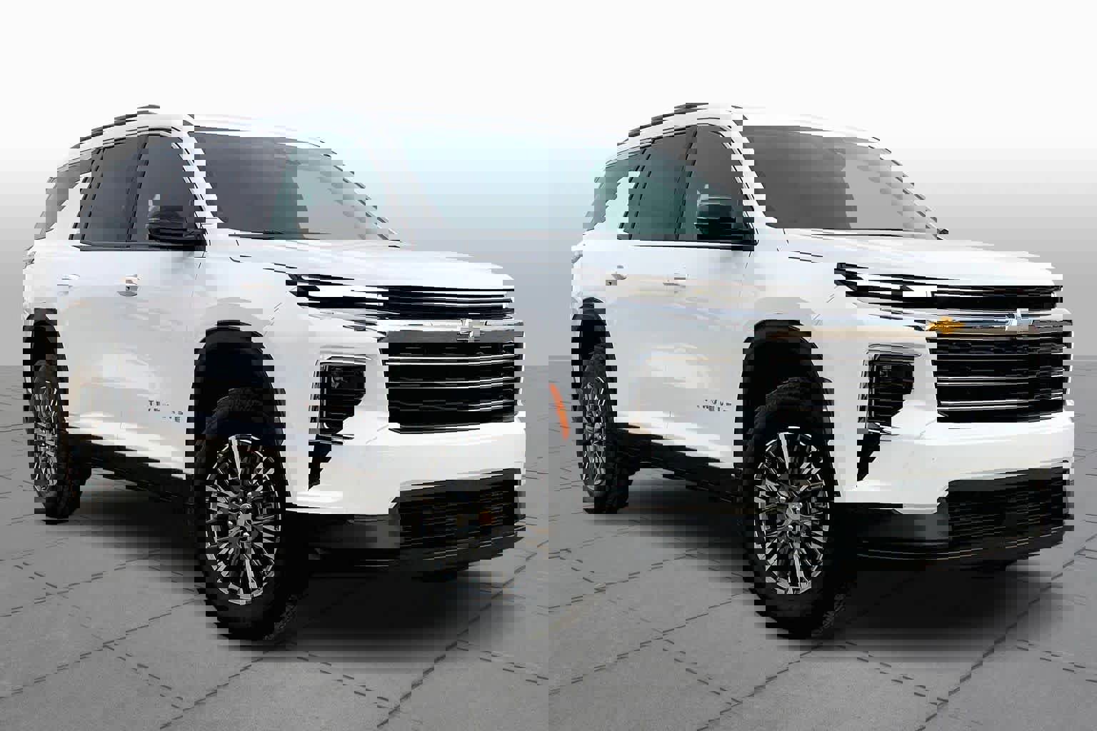 Used 2025 Chevrolet Traverse LT image 2