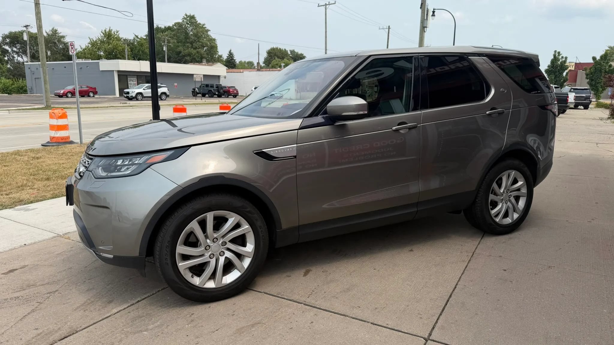 Used 2017 Land Rover Discovery HSE AWD/4WD image 6