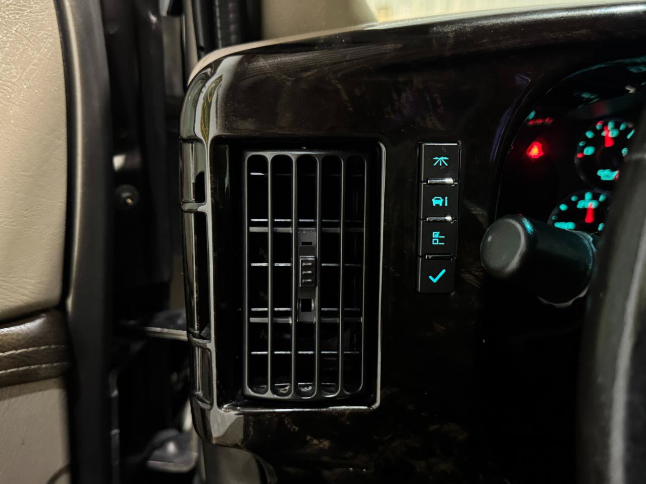 Used 2016 Chevrolet Express 2500 RWD image 24