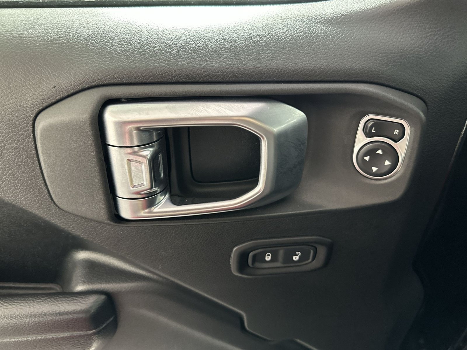 Used 2018 Jeep Wrangler Unlimited Sport S AWD/4WD image 15