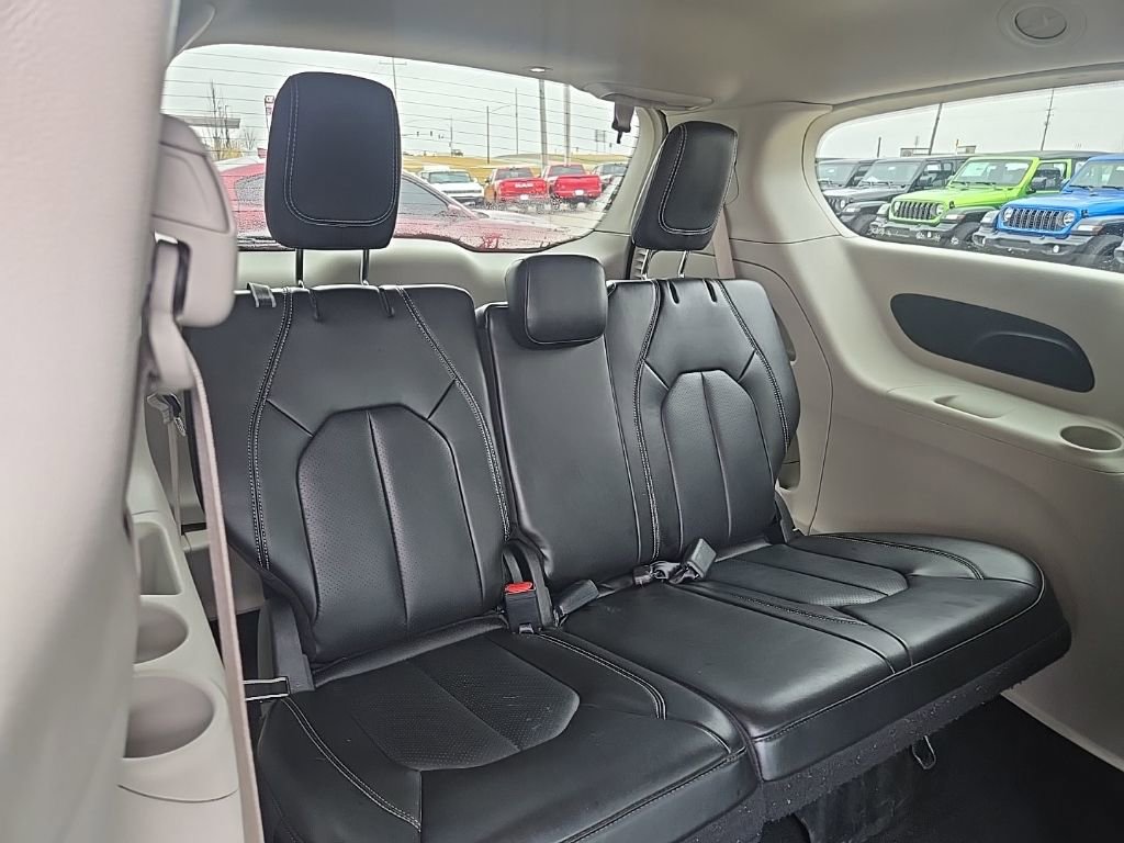 Used 2024 Chrysler Pacifica Touring-L image 82