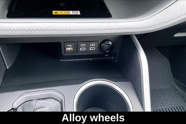 Used 2023 Toyota Highlander L image 17