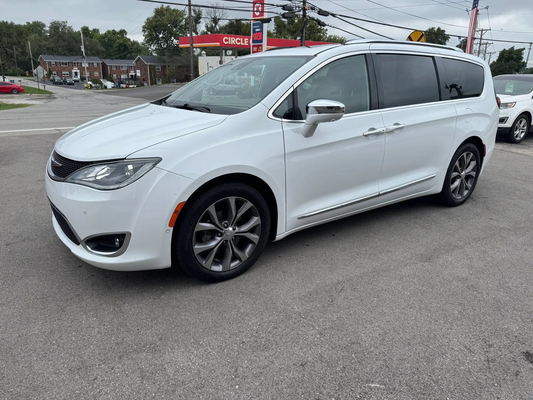 Used 2018 Chrysler Pacifica Limited w/ Tire & Wheel Group FWD image 6