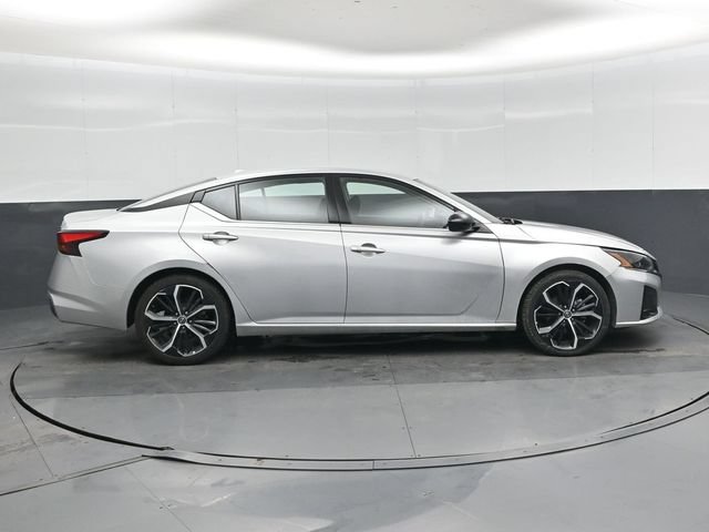 Used 2023 Nissan Altima 2.5 SR FWD image 2