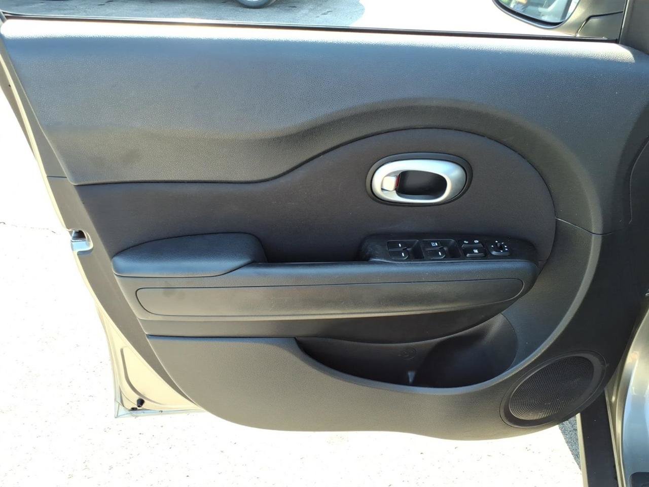 Used 2015 Kia Soul FWD image 8