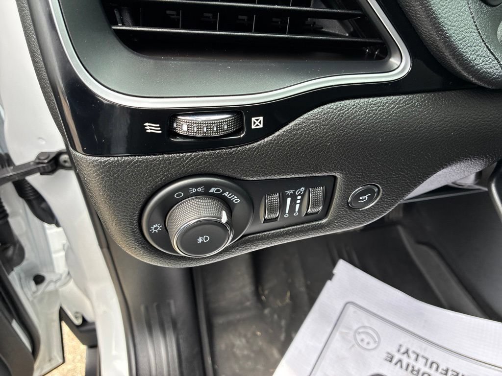 Used 2023 Jeep Cherokee Altitude Lux w/ Mopar Interior Package AWD/4WD image 24