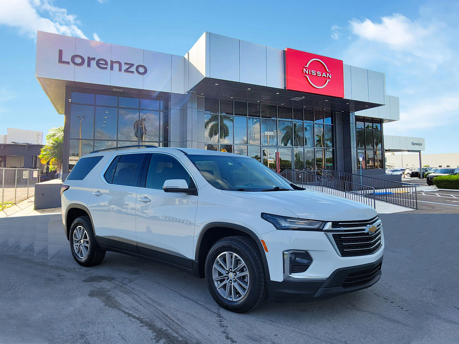 Used 2023 Chevrolet Traverse LT image 3