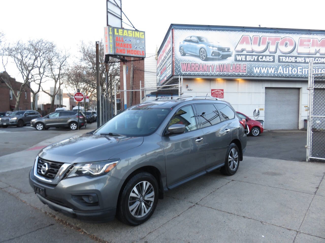 Used 2017 Nissan Pathfinder S image 2