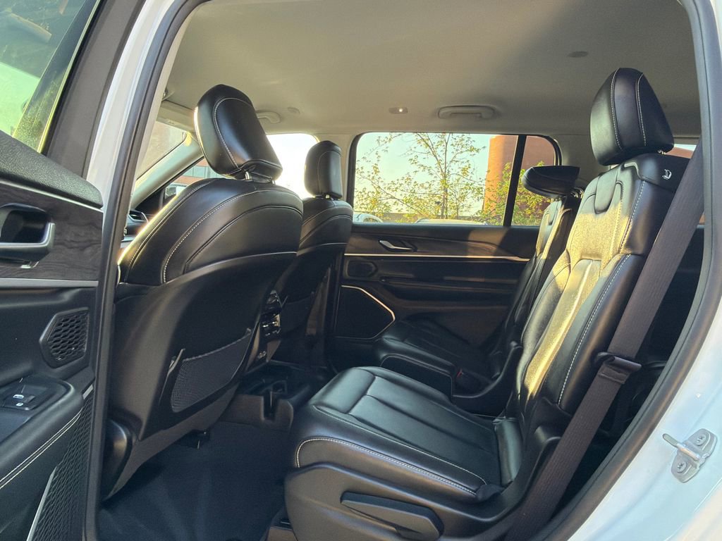 Used 2022 Jeep Grand Cherokee L Limited w/ Black Appearance Package image 18