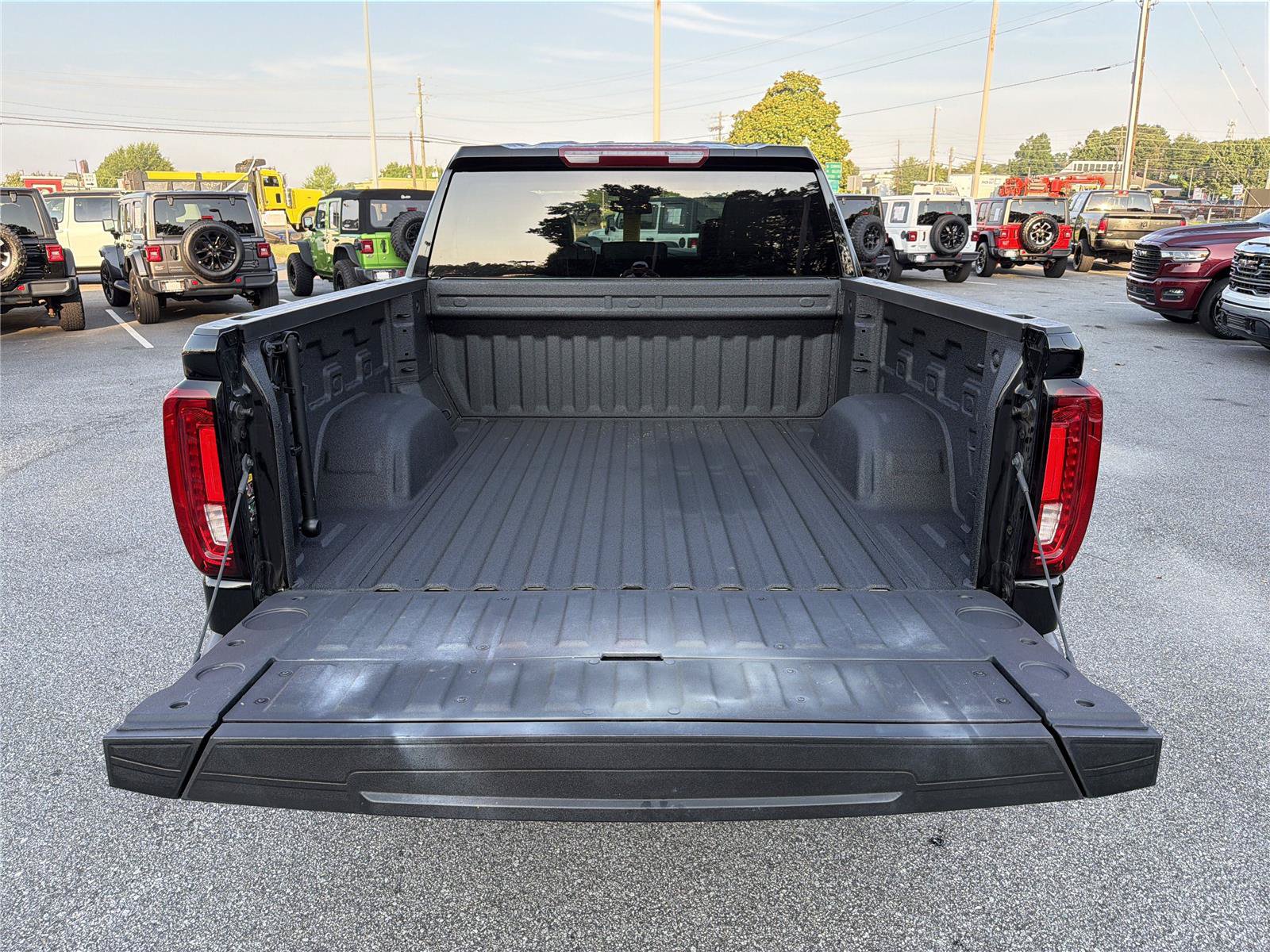 Used 2025 GMC Sierra 1500 SLT AWD/4WD image 17