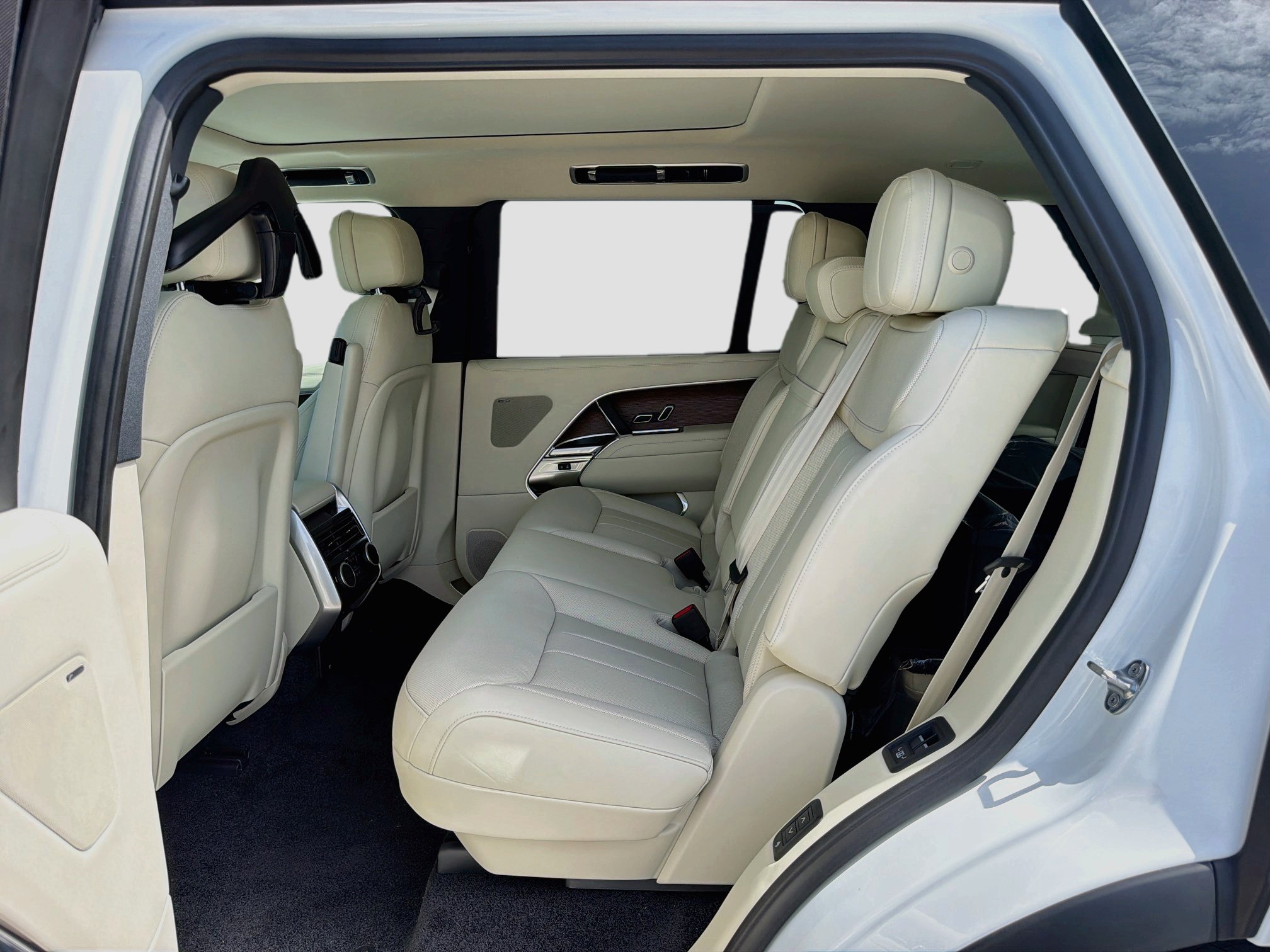 New 2026 Land Rover Range Rover Long Wheelbase SE AWD/4WD image 22