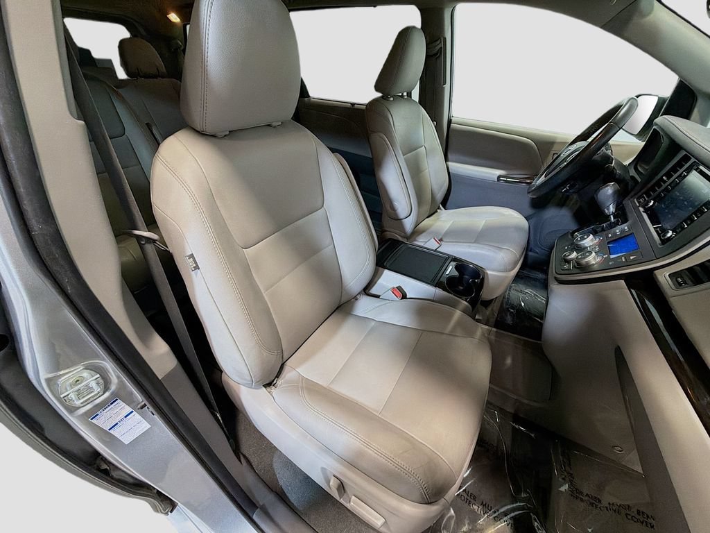 Used 2020 Toyota Sienna XLE w/ XLE Navigation Package AWD/4WD image 31
