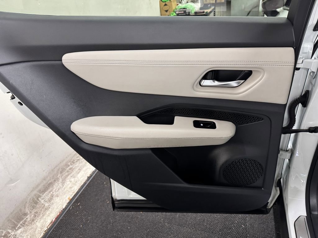 Used 2024 Nissan Ariya FWD image 16