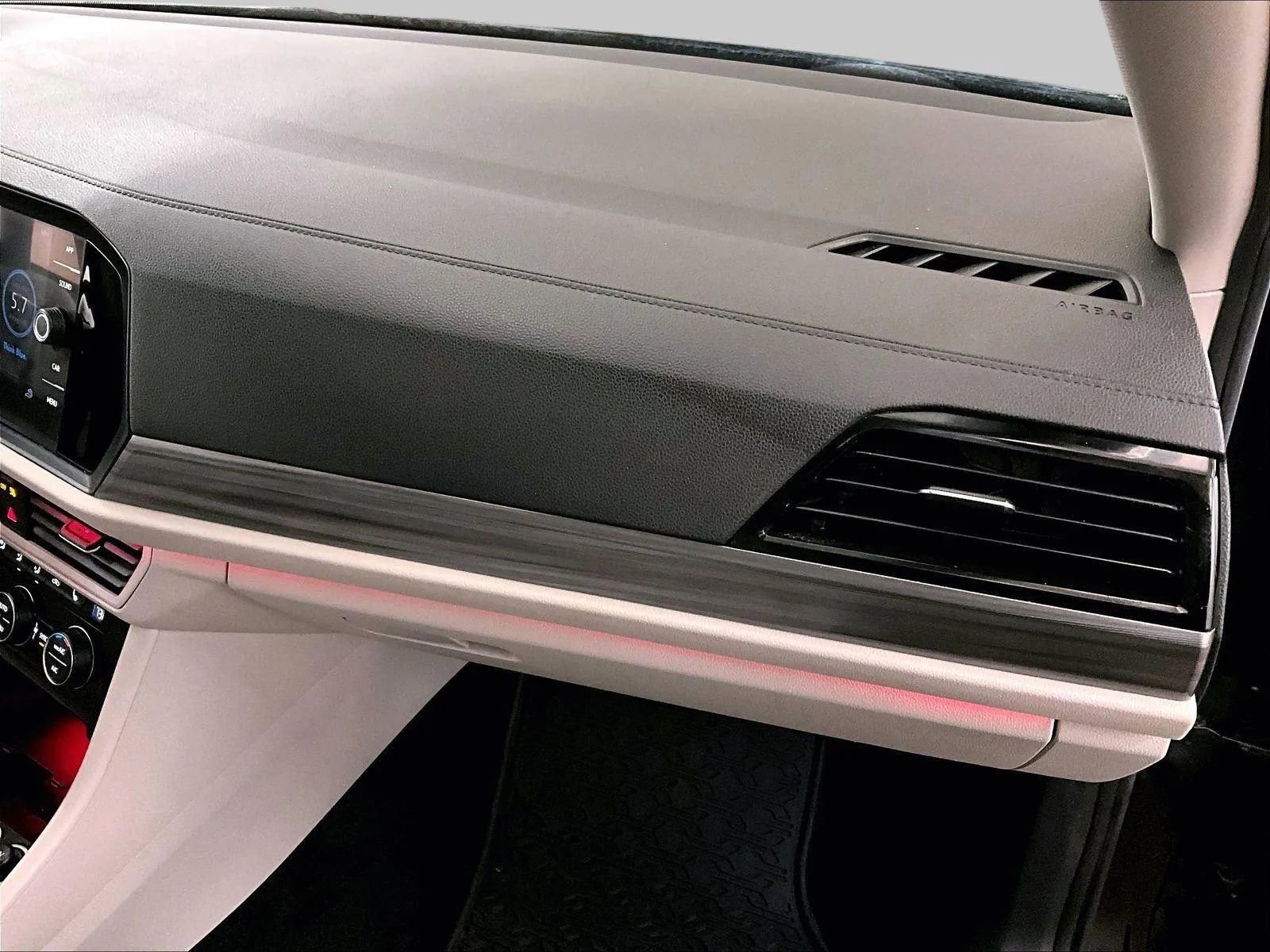 Used 2019 Volkswagen Jetta SEL image 15