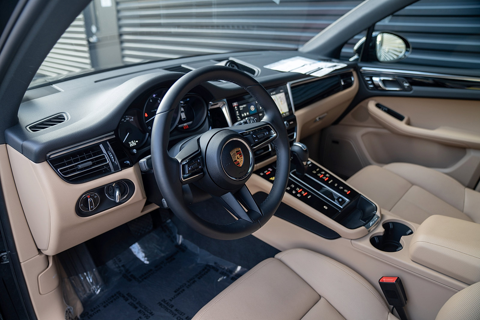 Certified 2025 Porsche Macan AWD/4WD image 4