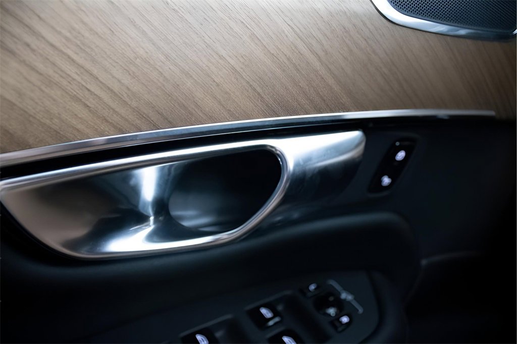 Certified 2025 Volvo XC90 T8 Plus w/ Protection Package Premier image 21