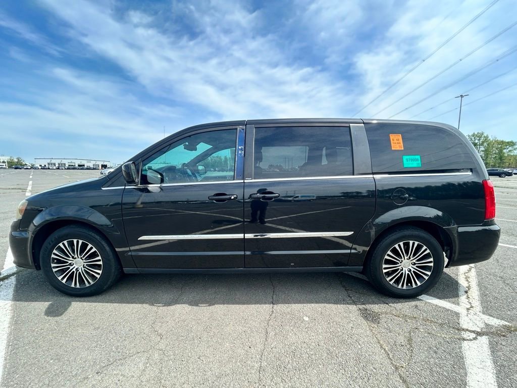 Used 2013 Chrysler Town & Country S FWD image 5