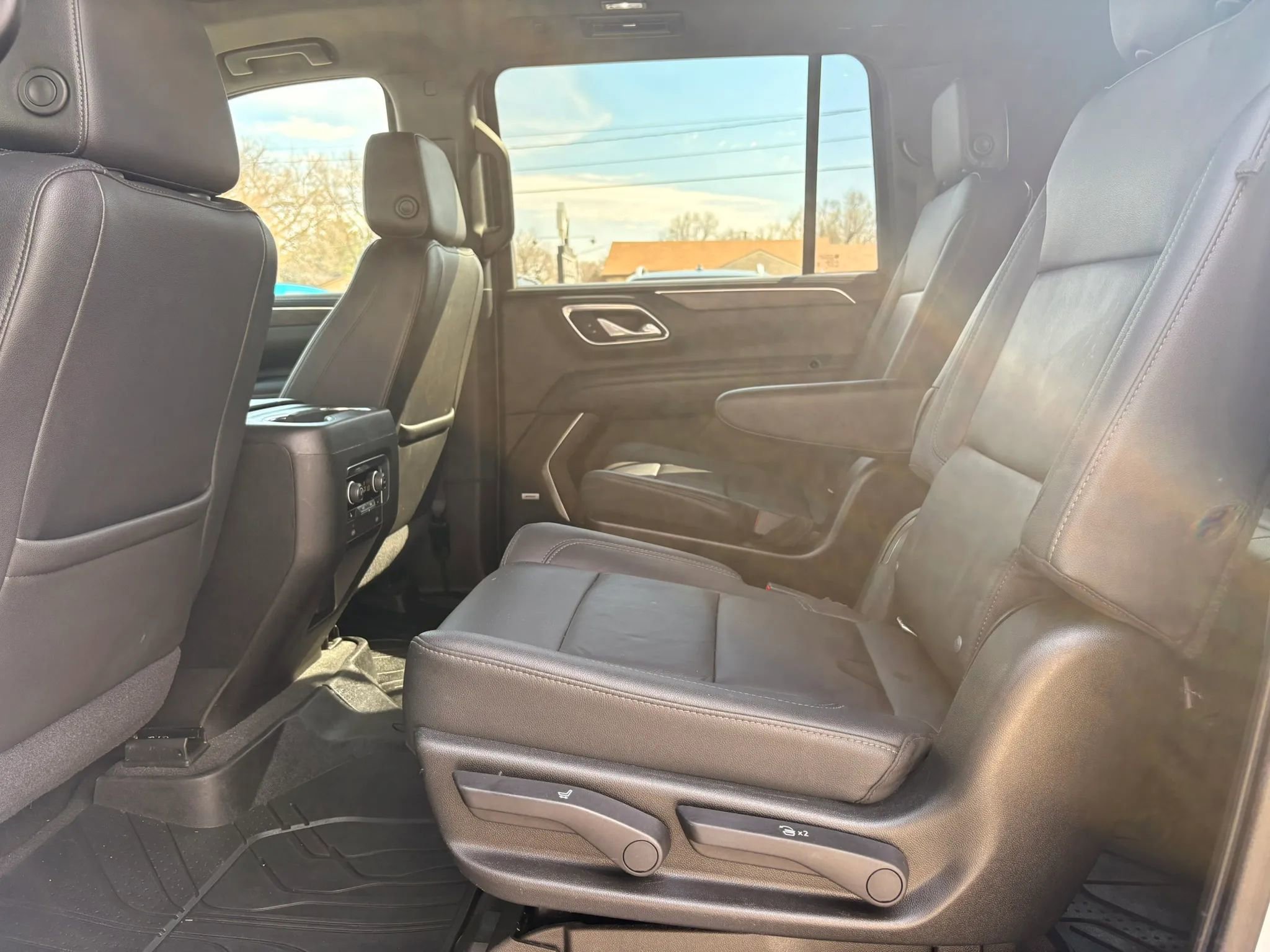 Used 2021 Chevrolet Suburban LT w/ LT Signature Package AWD/4WD image 16