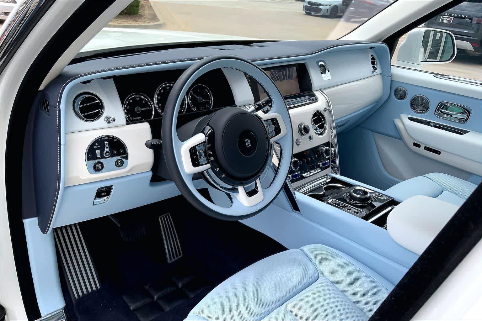 Used 2024 Rolls-Royce Cullinan w/ Cullinan Package image 16
