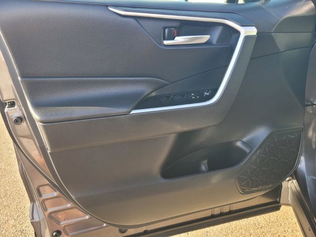 Used 2021 Toyota RAV4 XLE w/ Convenience Package AWD/4WD image 18