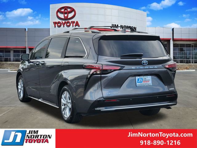 Used 2025 Toyota Sienna Limited image 8