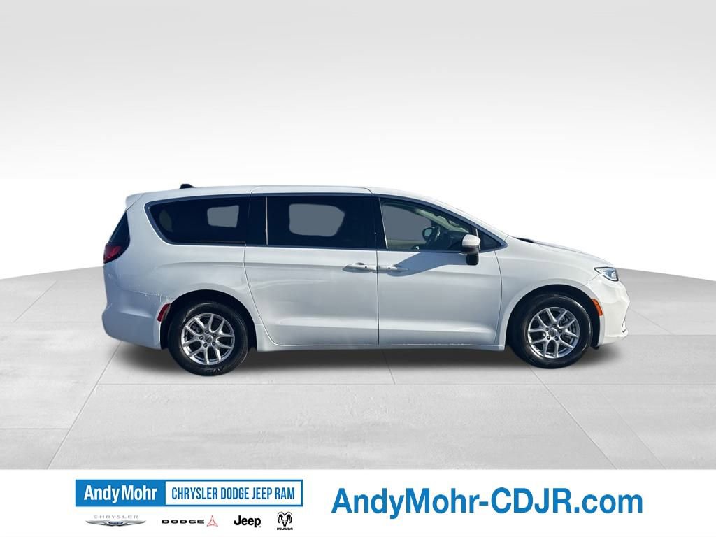 Used 2023 Chrysler Pacifica Touring-L FWD image 8