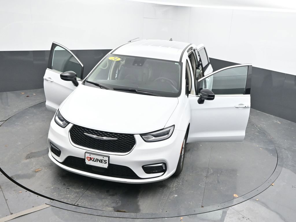 Used 2024 Chrysler Pacifica Touring-L image 63