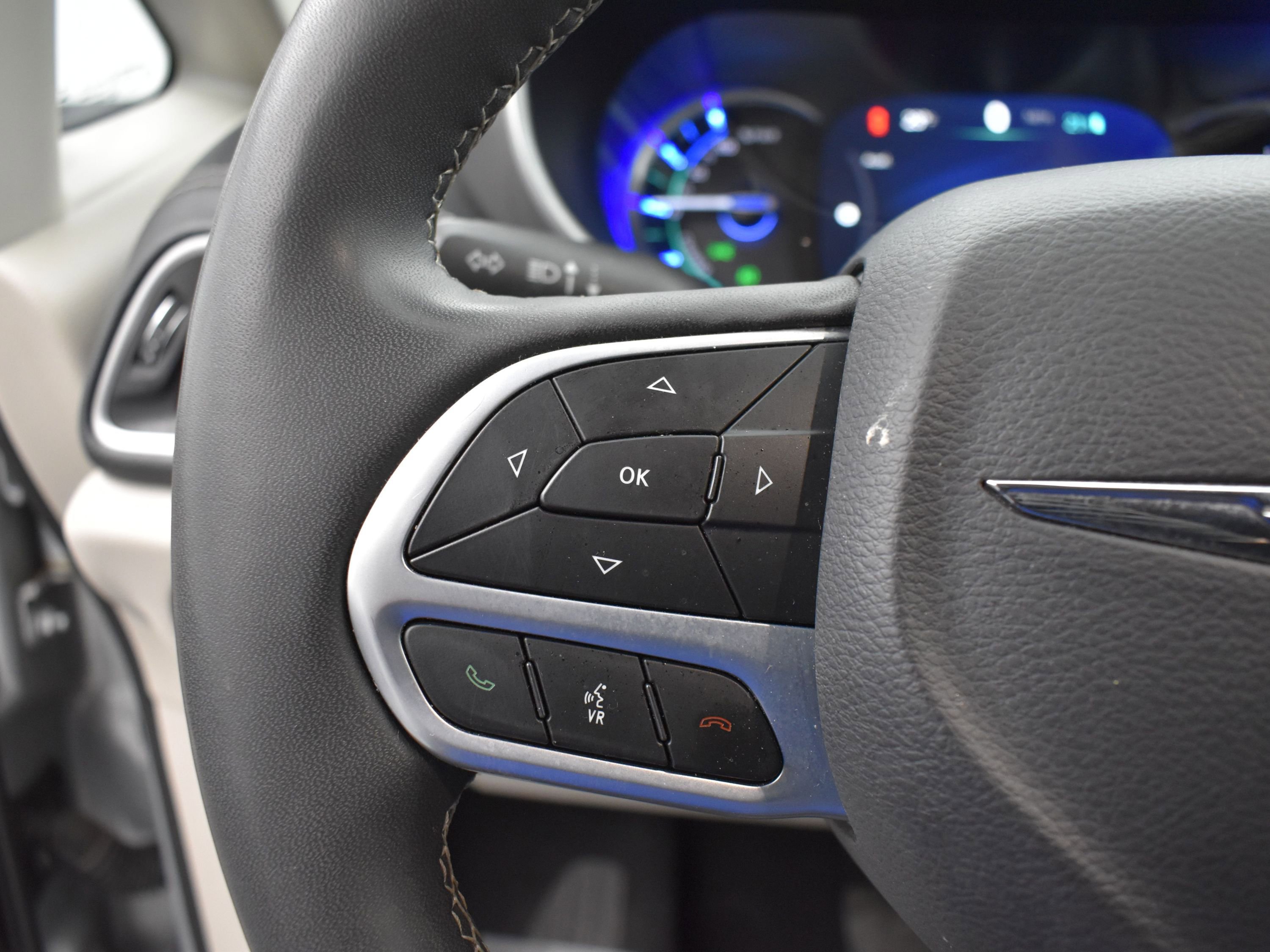 Used 2023 Chrysler Pacifica Touring-L image 10