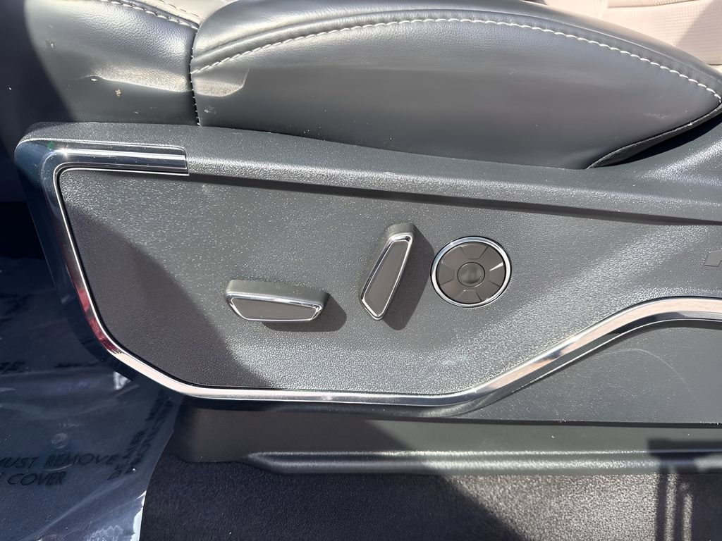 Used 2025 Ford F150 Lightning Platinum image 10