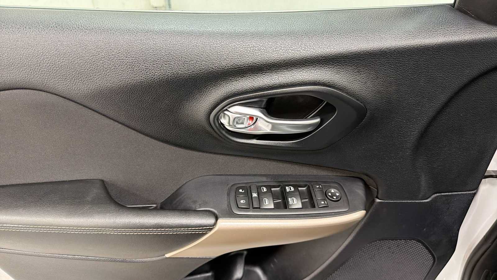 Used 2017 Jeep Cherokee Latitude AWD/4WD image 15