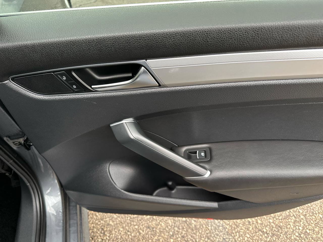 Used 2017 Volkswagen Passat 1.8T S image 23