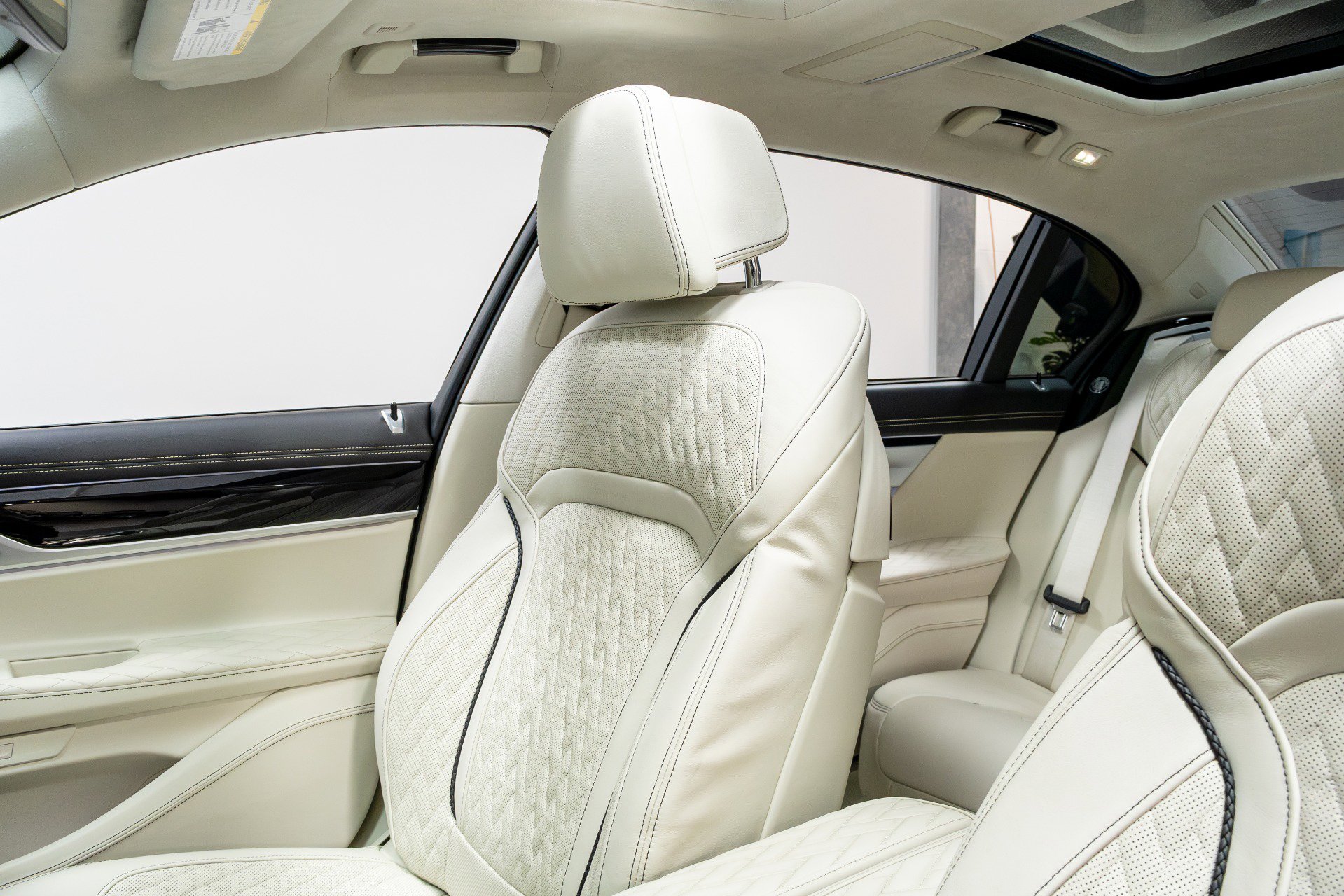 Used 2020 BMW ALPINA B7 xDrive w/ Interior Design Package image 12