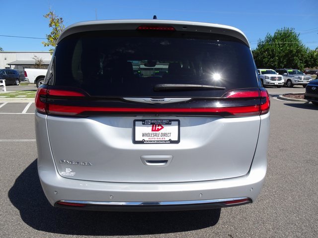 Used 2024 Chrysler Pacifica Touring-L image 5