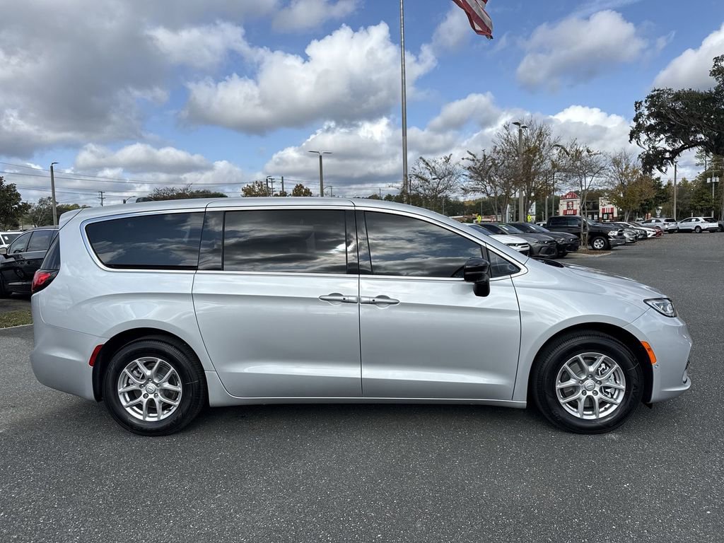 New 2026 Chrysler Pacifica Select image 2
