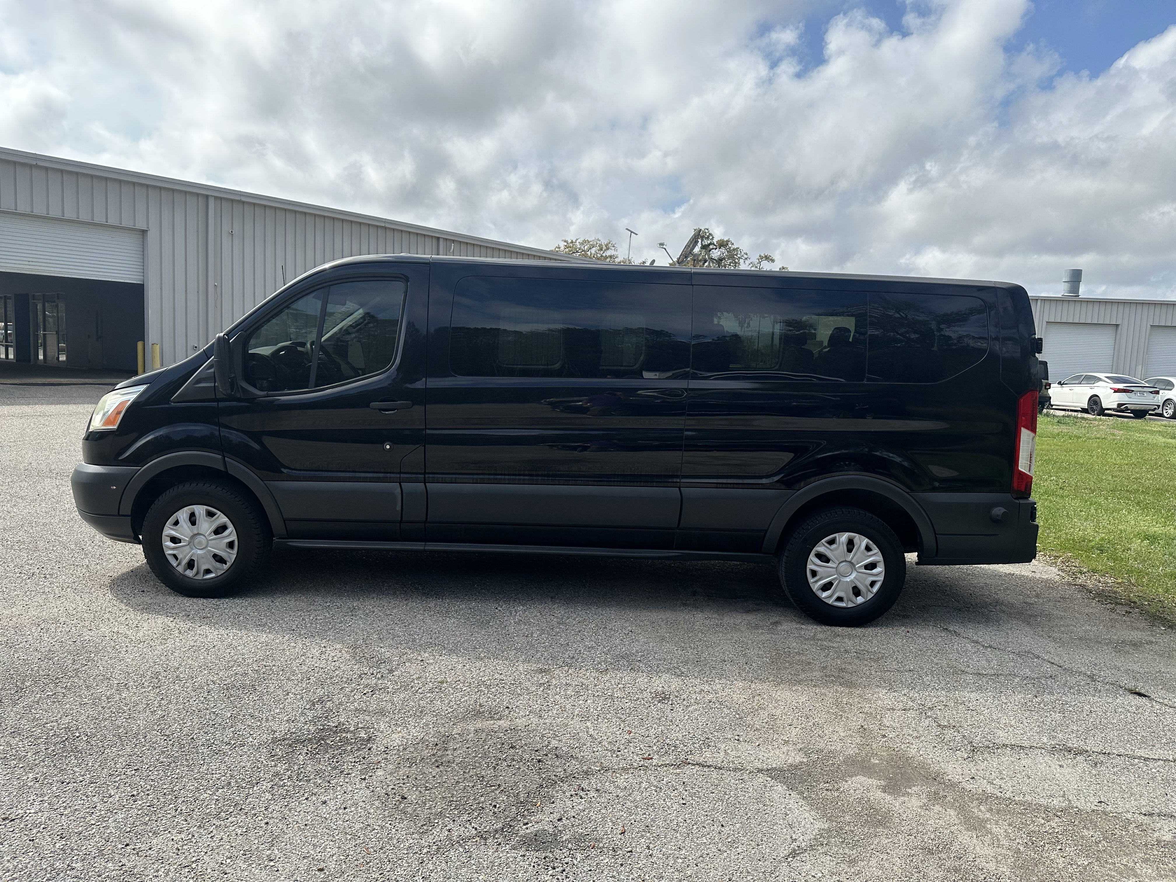 Used 2017 Ford Transit 350 XLT image 4